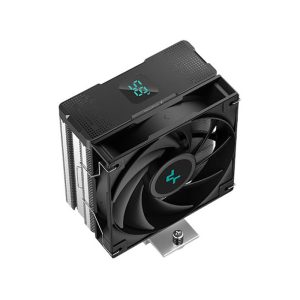 بررسی های فنی خنک کننده DEEPCOOL AG400 DIGITAL توسط سامان پی سی: معرفی خنک کننده DEEPCOOL AG400 DIGITAL یکی از خنک کننده های کارآمد و با کیفیت میانرده است. که توسط شرکت DEEPCOOL تولید شده است. این خنک کننده به واسطه طراحی و مهندسی خاص توانایی خنک کنندگی بسیار کاربردی دارد. این خنک کننده برای پردازنده های میان رده طراحی شده است. به گونه ای که با ابعاد استاندارد و کاربردی خود به همراه فن قدرتمند. انتخاب بسیار مناسبی برای سیستم های میانرده گیمینگ یا طراحی میباشد. DEEPCOOL AG400 DIGITAL کیفیت ساخت کمپانی بزرگ DEEPCOOL یکی از بزرگترین کمپانی های فعال در زمینه منبع تغذیه و خنک کننده و کیس میباشد. که توانسته محصولات بسیار با کیفیتی را تولید کند. این کمپانی بزرگ چینی در تمامی محصولات خود از جمله فن های خنک کننده پردازنده. کیفیت ساخت قابل قبولی ارائه داده است. مانند خنک کننده DEEPCOOL AG400 DIGITAL که کمپانی DEEPCOOL در آن از پلاستیک با کیفیت ABS استفاده کرده است. باید در نظر داشت این کمپانی به صورت تخصصی بهترین مهندسی و مواد اولیه را در محصولات خود اعمال میکند و میتواند نیاز های کاربران را به خوبی بر طرف کند. این محصول با استفاده از مواد با کیفیت و فناوری‌های پیشرفته، دوام و عمر طولانی دارد. مشخصات سخت افزاری خنک کننده DEEPCOOL AG400 DIGITAL دارای یک عدد فن قدرتمند و با کیفیت سایز 120 در 120 میلیمتر میباشد. که به همراه یک عدد هیت سینک با کیفیت و بزرگ که دارای 4 عدد هیت پایپ 6 میلی متری و مهندسی حرفه ای میباشد. ابعاد این خنک کننده 125×92×153 میلی‌متر میباشد. فن این خنک کننده از نوع Hydro Bearing بوده و فاقد نورپردازی می باشد. همچنین سرعت چرخش فن بین 500 تا 2100 دور در دقیقه میباشد و 36.6 دسیبل نویز تولید میکند. کانکتور برق فن به صورت 4 پین PWM استاندارد CPU FAN میباشد که در قسمت CPU FAN مادربرد متصل میشود. لیست پشتیبانی از سوکت های پردازنده این خنک کننده بر روی پلتفرم INTEL سوکت های LGA-1200,LGA-1700,LGA-115x و بر روی پلتفرم AMD سوکت های AM5/AM4 میباشد. که نیازی به براکت های جدا برای نصب روی این سوکت ها ندارد. DEEPCOOL AG400 DIGITAL